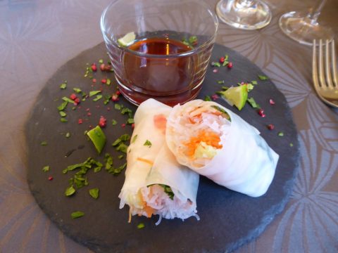 Rouleaux de printemps, sauce soja et lime