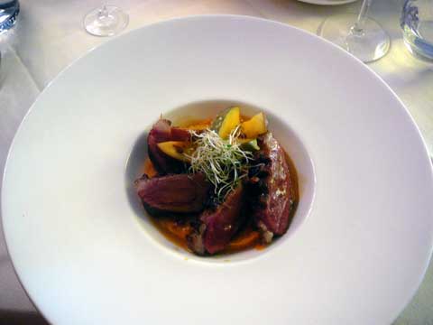 Magret de canard aux mangues poivrées, purée de patates douces au gingembre