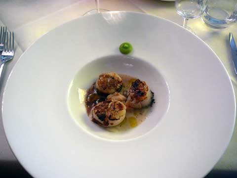 Noix de Saint-Jacques, crème de topinambour, gingembre rose mariné