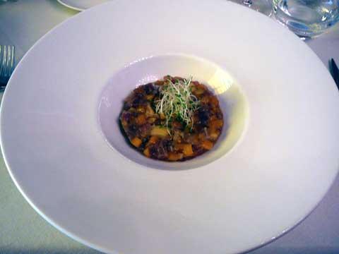 Tartare de thon et mangue, sauce aigre-douce pimentée