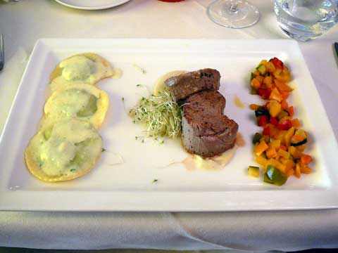 Filet de veau cuit à basse température, mousseline de choux-fleurs violets, petits légumes violets, raviolis riccota épinards, sauce au wasabi