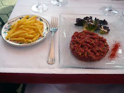 Tartare de boeuf "Recette du Chalet", pommes frites