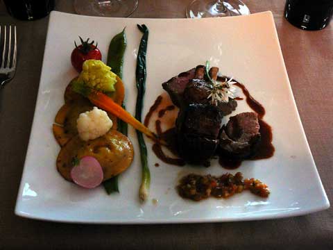 Carré d'agneau au nez noir de nos montagnes, sauce vierge à la tomate de Crimée et son embaumée de pois cassés à l'ail des ours