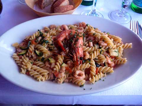 Fusilli mare et giardino (crevettes, courgettes et tomates)