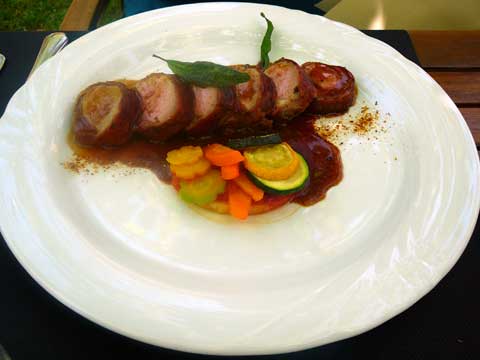 Restaurant la Pinte des Vernes, Pringy : Filet mignon de porc façon saltimbocca, bouquet du primeur et frites
