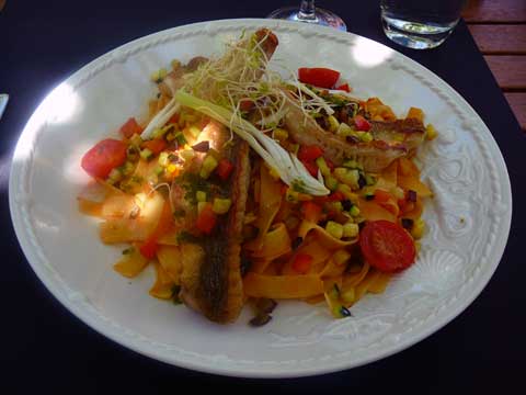 Restaurant la Pinte des Vernes, Pringy : Tagliatelles à la provençale, rougets grillés et huile de thym citronnée