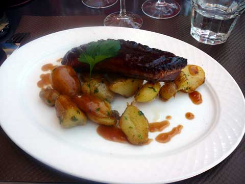 Magret de canard grillé, jus aux épices, pommes de terre "Sarlandaise"