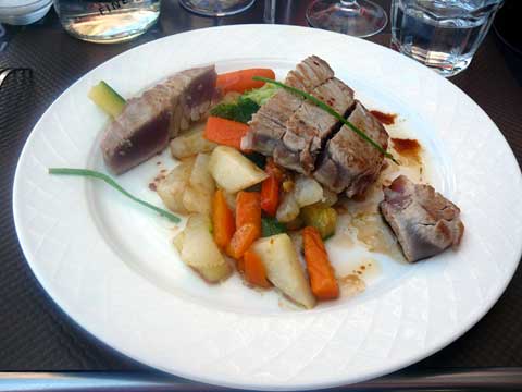 Pavé de thon mi-cuit, poêlée de légumes et vinaigrette au soja
