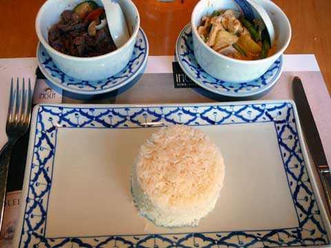 Poulet au curry massaman et boeuf sauté au basilic thaï
