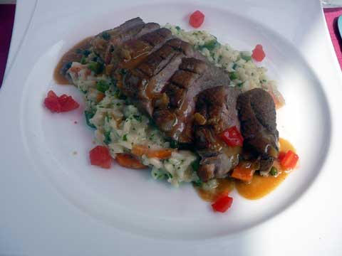 Magret de canard au poivre vert, risotto aux légumes