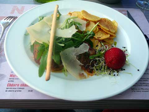 Côte de porc à la rucola, copeaux de parmesan, vinaigrette de peperoncino, chips maison