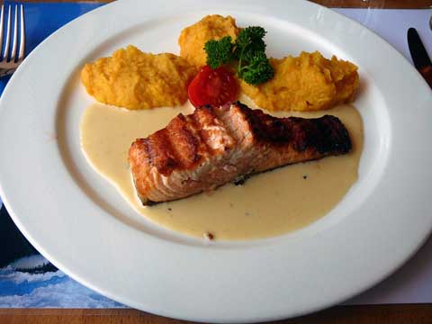 Restaurant Pingouin, Fribourg : Filet de truite poêlé, sauce au vin blanc