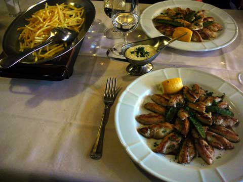 Restaurant de la Passade, Perroy : Filets de perche du Léman meunière, frites