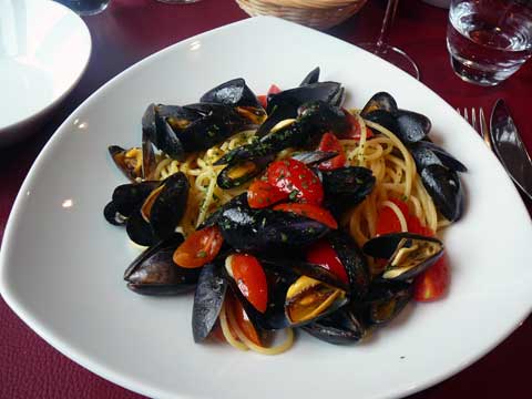 Spaghetti aux moules fraîches et fines herbes et tomates pachino