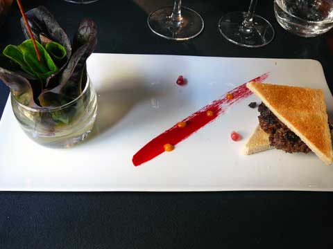 Mini tartare de boeuf aux truffes noires, juste aller-retour, mesclun de salades