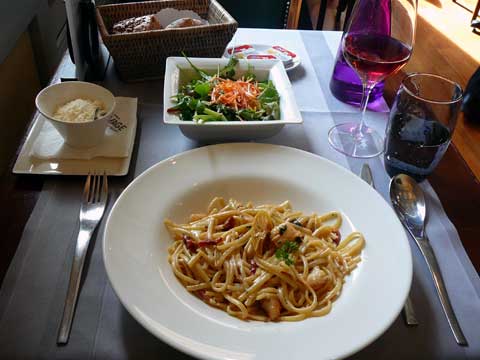 risotto de linguine aux crevettes / salade verte