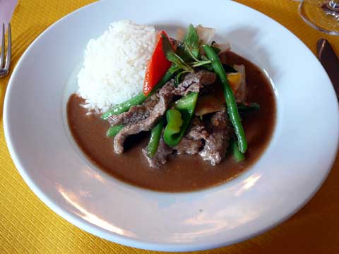 Boeuf sauté aux feuilles de basilic