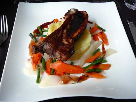 Travers de porc glacé au miel de thym, écrasé de pommes de terre à l'huile d'olive, mélange de légumes