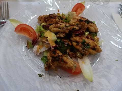 Cuisses de grenouilles sur lit de salade