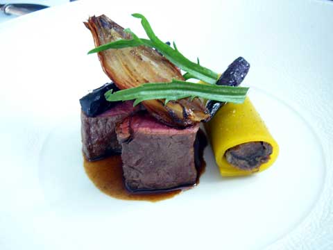Pièce de boeuf de Charolles prise dans le dessus de palette, joue de bœuf braisée au Pinot noir, carottes des sables et pourpres au poivre de Sarawak