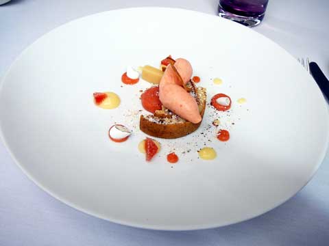Pomme Reine de Reinette, coing et dragées, compote de pommes à l’infusion de fleur d’hibiscus rouge, fine feuille amande et dragées, pâte et sorbet de coing