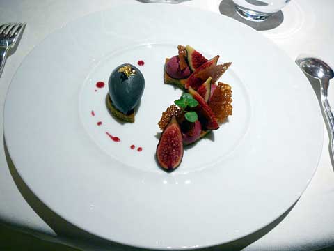 Figues crues et cuites, moelleux pistache, crémeux cassis, glace au sésame noir