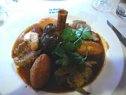 Souris d’agneau confite au miel, sauce aux épices douces