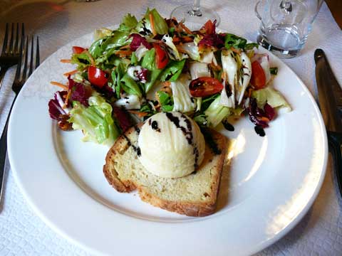 Salade folle au crottin de Chavignol chaud