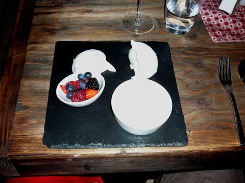 Meringues, double crème de Gruyère, fruits rouges