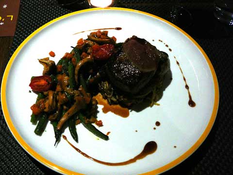 Noisette de chevreuil rôtie, pomme paillasson, poêlée de haricots verts, chanterelles et courges