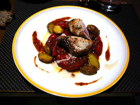 Pavé d'espadon à la plancha, tomates cerises tombées au balsamique, pommes de terre grenaille