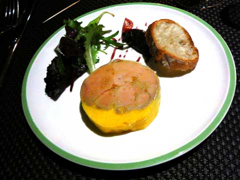 Terrine de foie gras de canard maison, confiture d’oignons au vin rouge