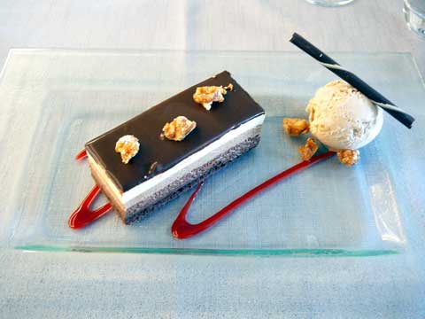 Entremet aux trois chocolats et sa nougatine de noisettes
