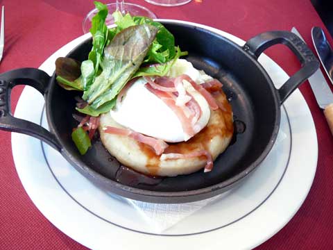 Crémeux de topinambour et son oeuf poché, julienne de jambon cru