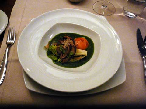 Coeur de laitue et son fond, jaune d'oeuf cuit à basse température, shi-take sautés, anchois et curry indien