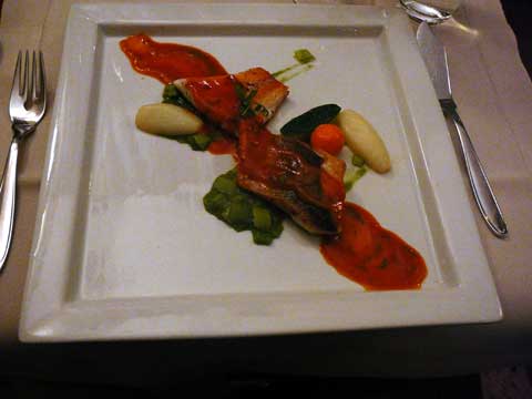 Filet de bar de ligne, poireaux, soupe de poisson aux tomates et fenouil sauvage
