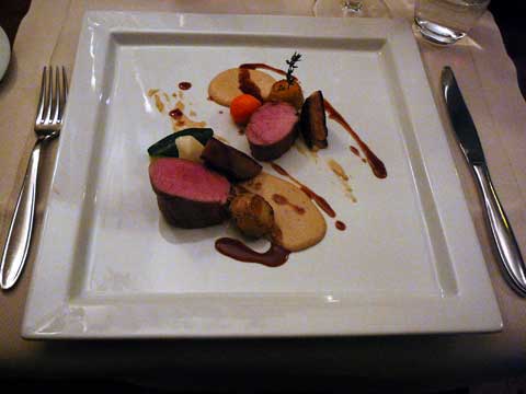 Filet de porc Patanegra, sauce aux cacahouettes, coriandre et foie gras poêlé