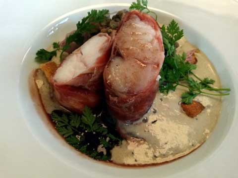Ballotine de lotte sauvage lardée, texture de lentilles vertes du Puy, croûtons, oignons caramélisés et miroir de vin rouge
