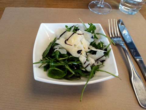 Rucola et copeaux de parmesan, huile d'olive, crème de balsamique