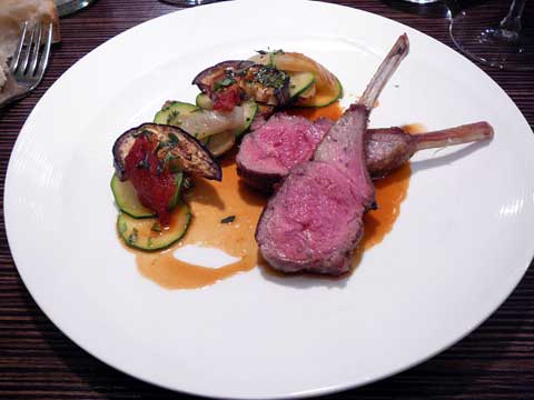Carré d'agneau au sautoir, légumes confits au pistou