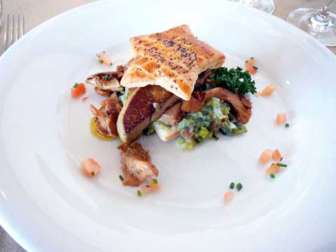 Restaurant le Pavois, Montreux / Territet : Feuilleté aux chanterelles Rossini, crémeuse de poireaux et caviar de tomates
