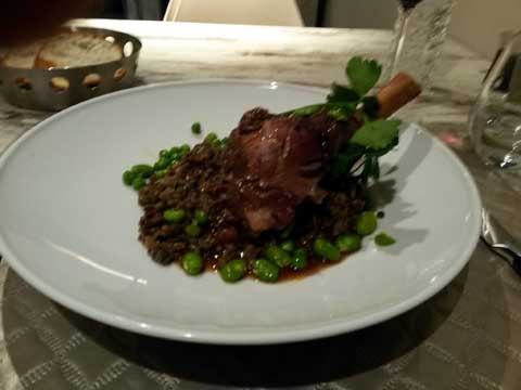 Souris d'agneau confite lentilles et légumes