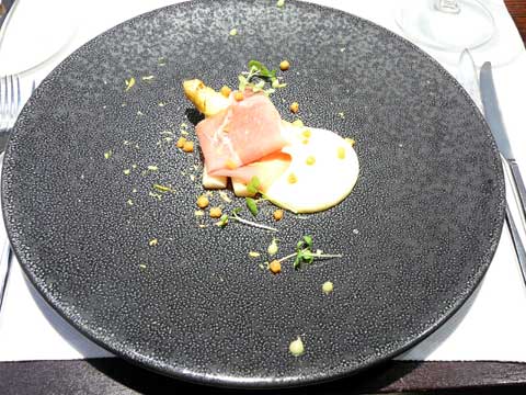 Restaurant La Cène, Fribourg Fagottin d'asperges, jambon cru, sauce hollandaise