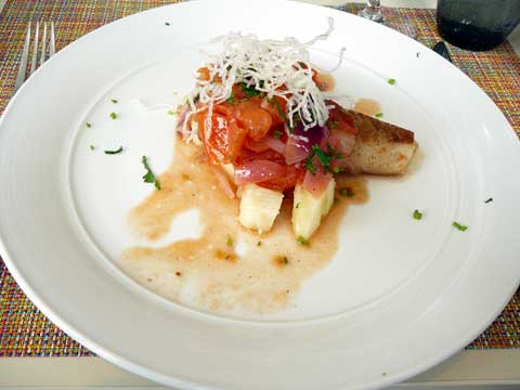 Dos de colin sudado, oignons, tomates, coriandre, gingembre, manioc
