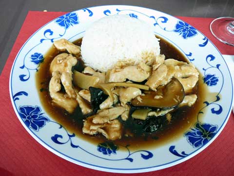 Poulet aux champignons et pousses de bambou