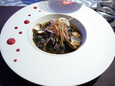 Fettuccine à l'encre de seiche, bouillon de coquillages à la thaï