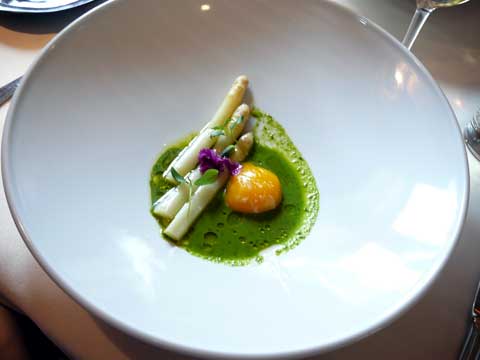 Oeuf bio de Sébastien cuit lentement, premières asperges et coulis de cresson