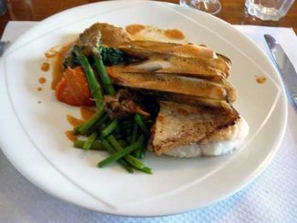 Pavé de merlu, émulsion de soupe de poisson, riz pilaf, légumes