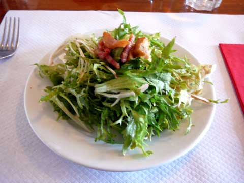 Salade frisée aux lardons