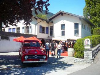 John et Mike Favre Red Pickup